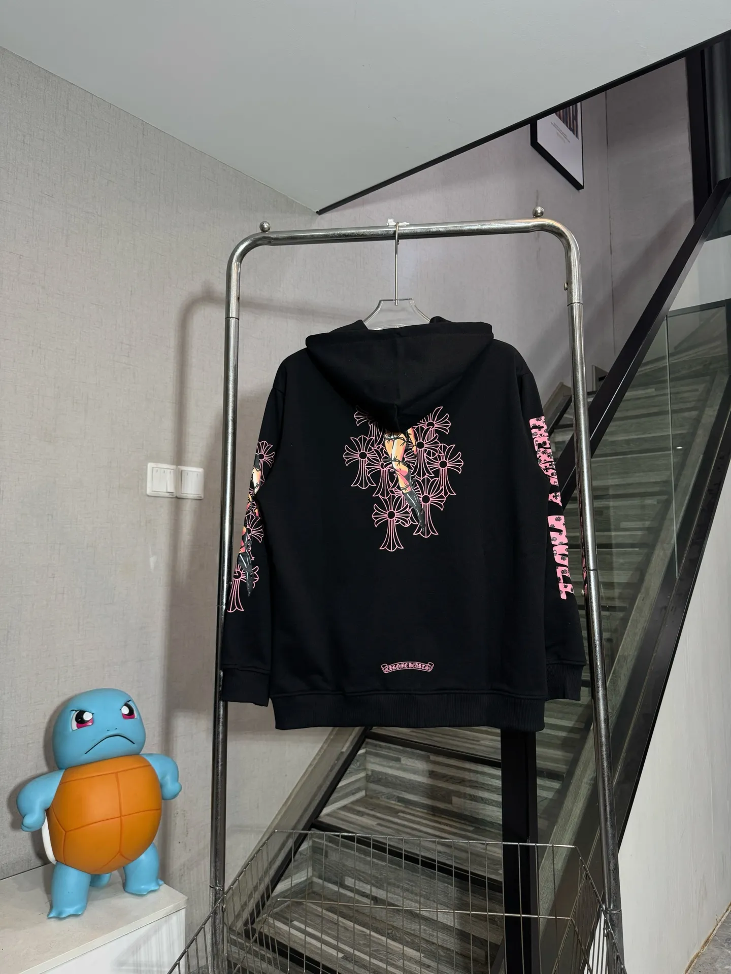 P280 model number: HE385 Chromehearts - Chromehearts co-branded comic hooded zipper jacket. The fabric is made of 500g pure cotton high-gram terry fabric. The upper body is comfortable and warm, and the hand is delicate and silky. The clothing patterns are printed with glue, which highlights the individual characteristics of the clothes. It is a joint collaboration with the comic girl. The original custom hardware zipper, the same cylinder hem with rowan elastic, the original original label, three complete labels, and workmanship from a large factory, so you can buy it with confidence.  Color: Black Size: S M L XL